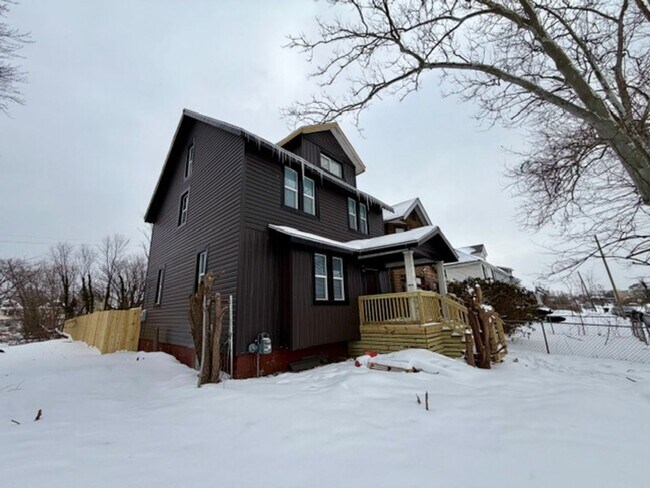 Building Photo - For Lease : 5 bedroom 1 1/2 bathroom fully renovated home in nice area. Call KPM 313-429-3244