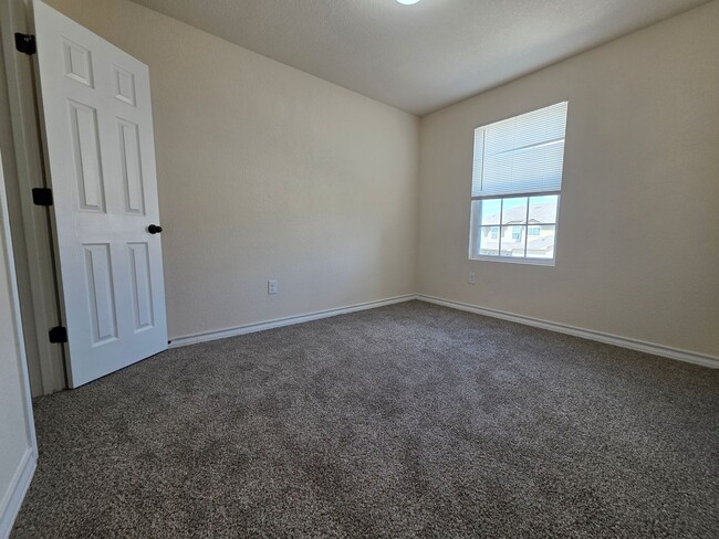 Building Photo - Town home for rent