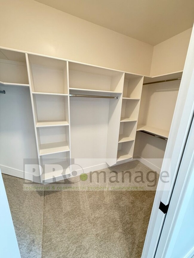 Building Photo - Beautiful 3 Bed / 2.5 Bath Townhome in Car...