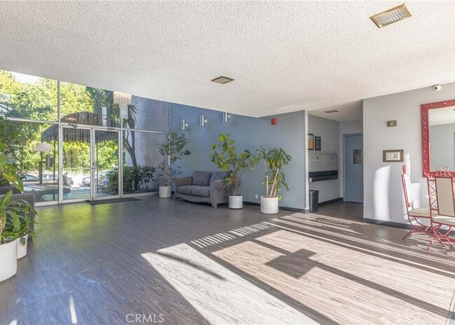 Building Photo - 5411 Tyrone Ave