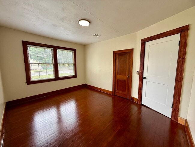 Building Photo - Welcome to this Beautiful Home in Downtown Paragould, AR!