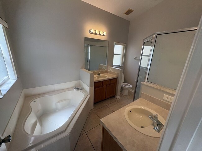 Building Photo - Spacious 4 Bedroom Home Near UCF