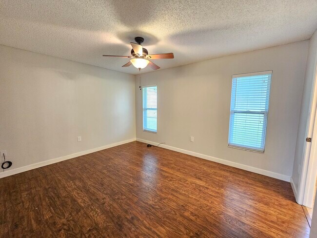 Building Photo - 6527 Pleasant Ave