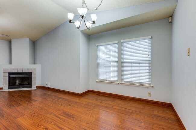 Building Photo - 2-BEDROOM HOME IN HIDDEN MEADOW