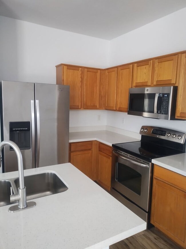 Building Photo - 51st Ave and Broadway, 3 bed, 2.5 bath, Fr...