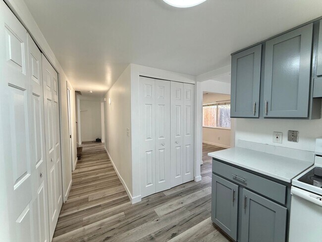 Building Photo - 3 Bedroom Home in Holladay Available August 1st