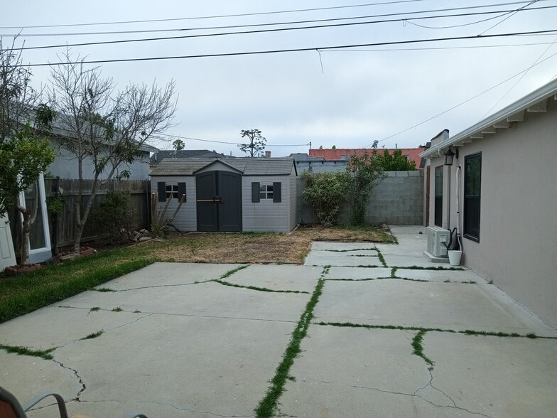Building Photo - 5414 S Victoria Ave