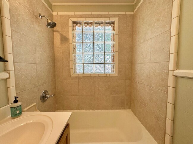 Building Photo - Nature Lovers - 3 Bed, 1 Bath Home w/ 1 Car Garage Close to Downtown Franklin