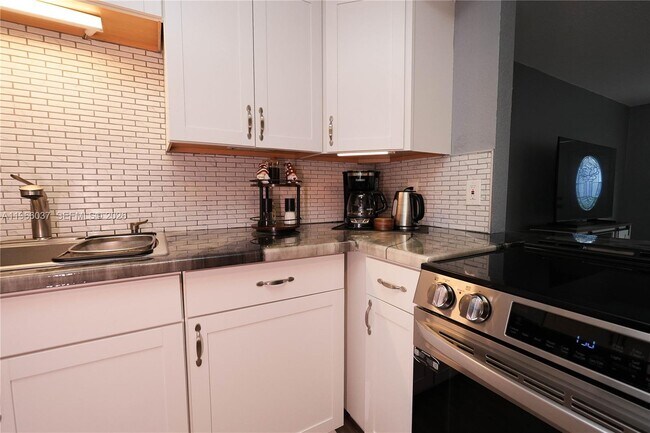 Building Photo - 742 Granada St