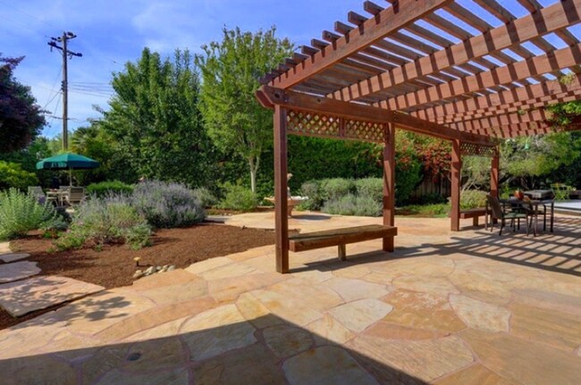 Building Photo - Executive 5BR Home with Private Backyard Retreat
