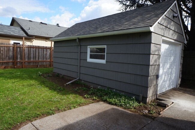 Building Photo - SE Portland 3-bedroom remodeled Bungalow