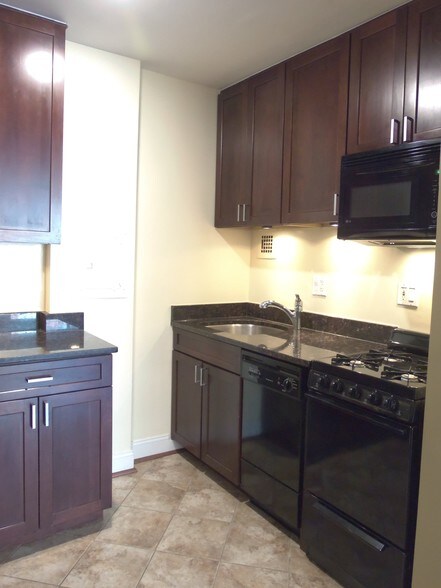 updated kitchen - 1021 Arlington Blvd