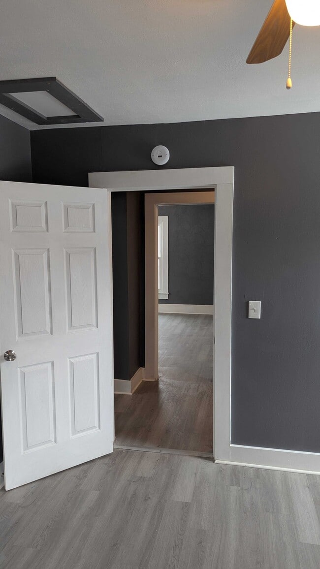 Building Photo - 812 E 3rd St