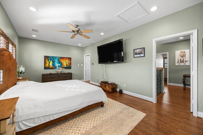 Building Photo - 202 E 7th St