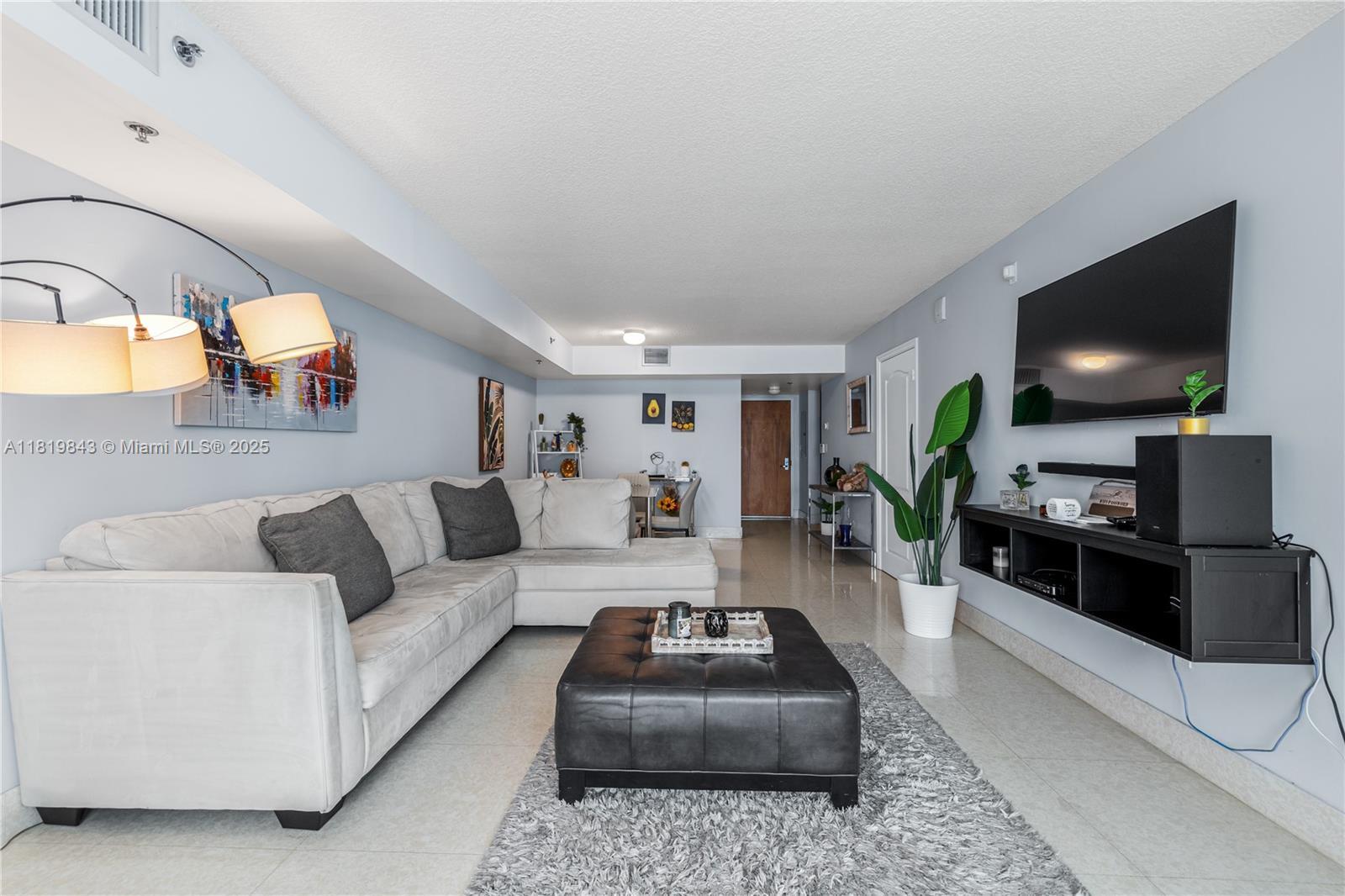 Building Photo - 1200 Brickell Bay Dr