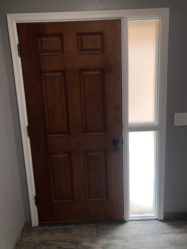 Building Photo - 2601 W Broadway Blvd