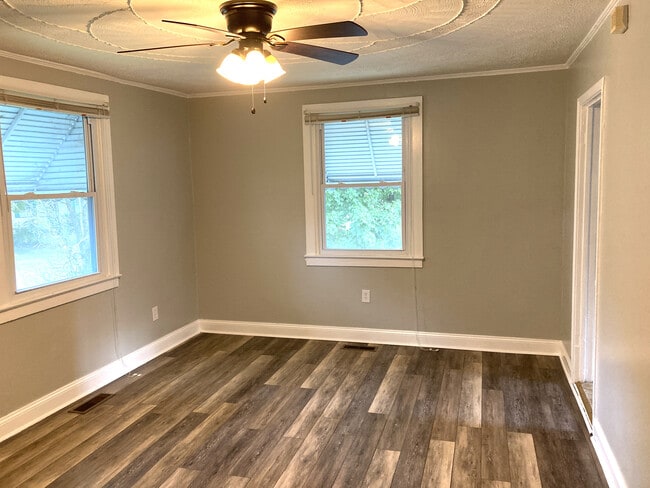 Building Photo - 1011 E 16th St