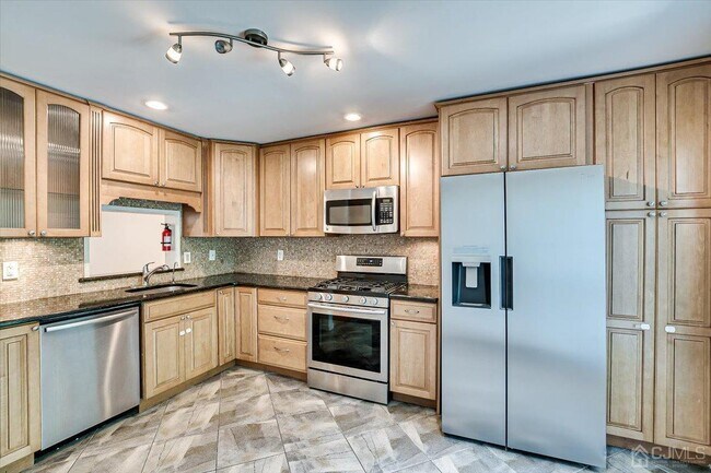 Building Photo - 3902 Springbrook Dr