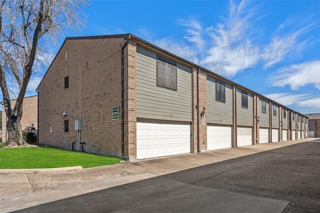 Building Photo - 9850 Pagewood Ln