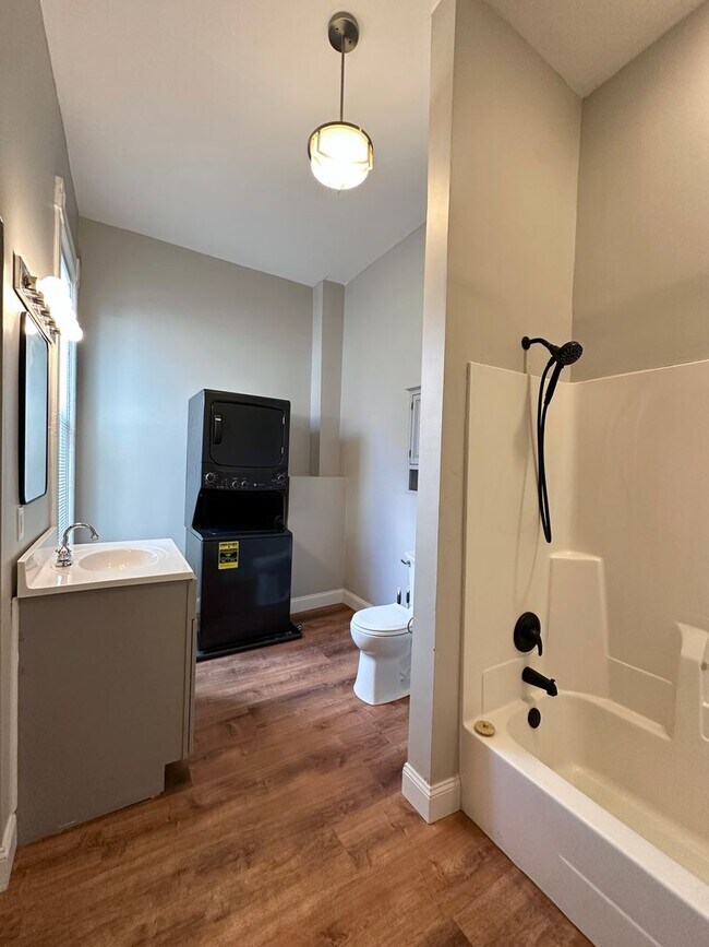 Building Photo - Charming 2 Bed / 1 Bath Home with Garage &...