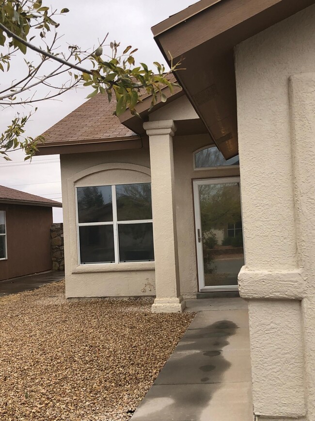 Building Photo - 14335 Island Point Dr