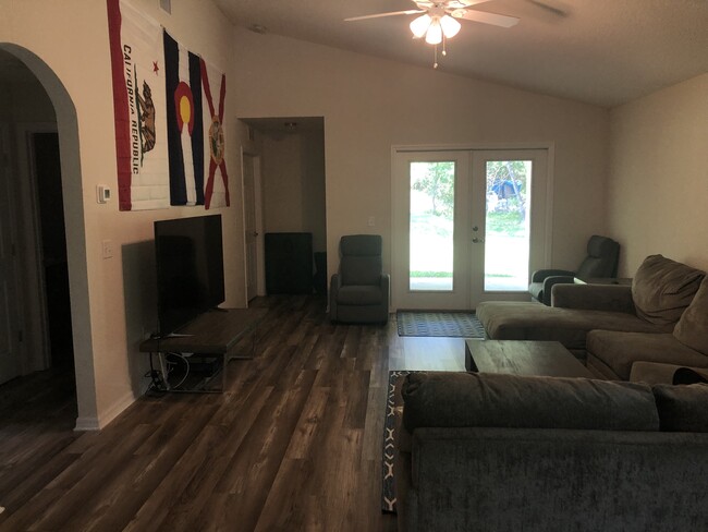 Building Photo - 1 BEDROOM FOR RENT: Private Bedroom W/ Sha...