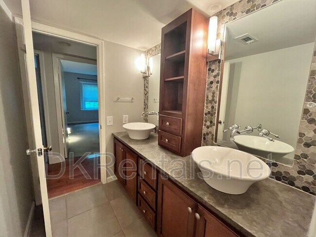 Building Photo - 82 Montre Square NW