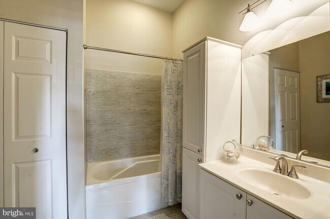 Building Photo - 4950 Brenman Park Dr