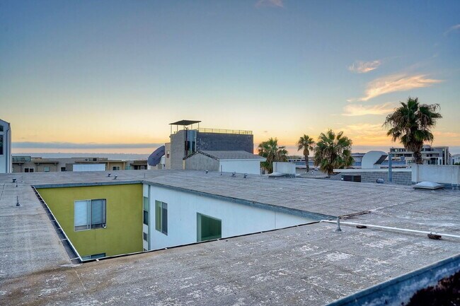 Building Photo - Little Italy Modern Townhome, 2 En Suite Bedrooms on Separate Levels, Private Roof Deck with Suns...