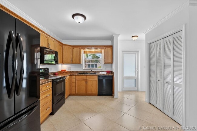 Building Photo - 1021 Hillsboro Mile
