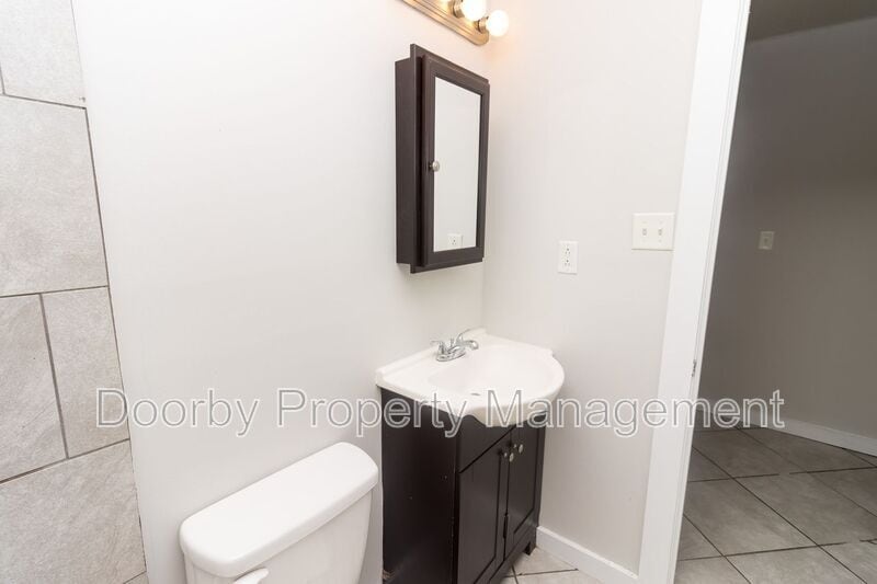 Building Photo - 1104 N Hawthorne St