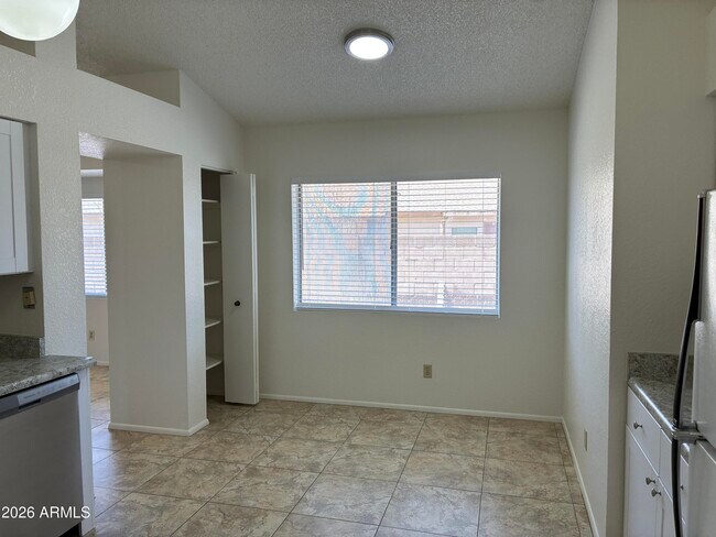 Building Photo - 10820 W Wagon Wheel Dr