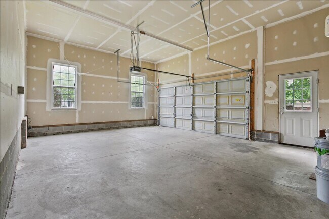 Building Photo - Spacious home in Fernbrook community and J...