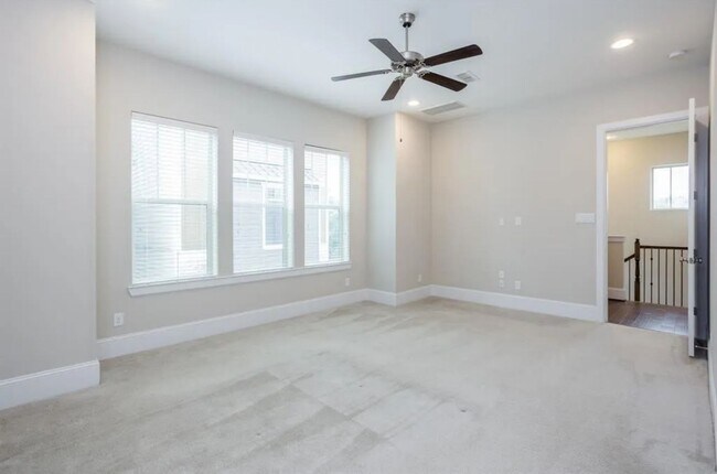 Building Photo - Stunning 3BR/3.5BA David Weekley Former Mo...