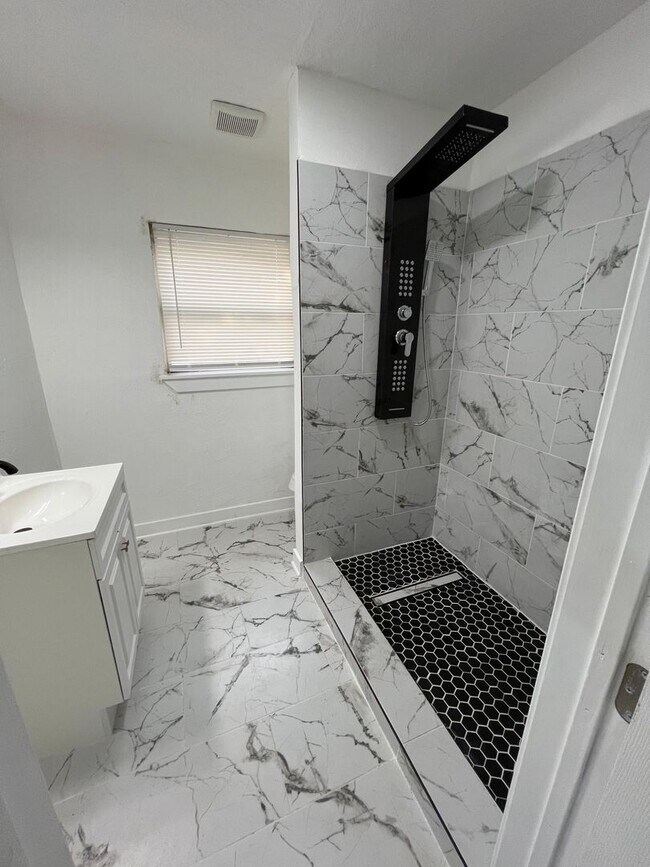 Building Photo - Gorgeous all renovated Home in Houston TX,...