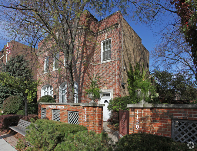 Building Photo - Oak Tree Towers