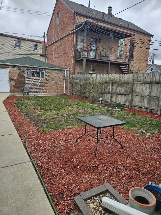 Building Photo - 3436 S Western Ave