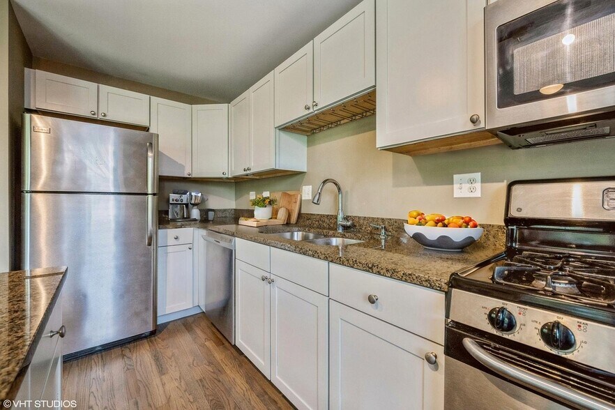 Building Photo - 2545 W Catalpa Ave