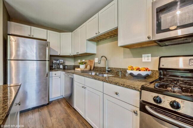 Building Photo - 2545 W Catalpa Ave