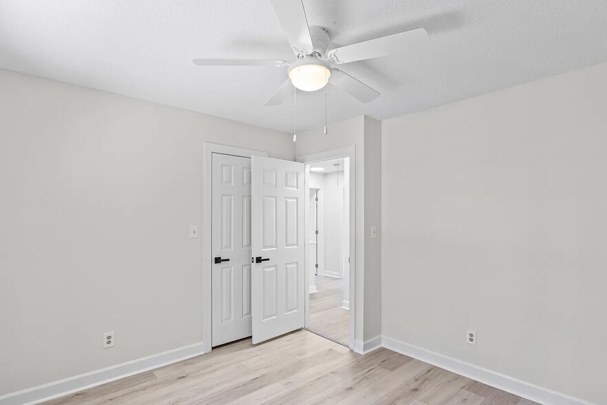 Building Photo - 623 Elmwood Ct