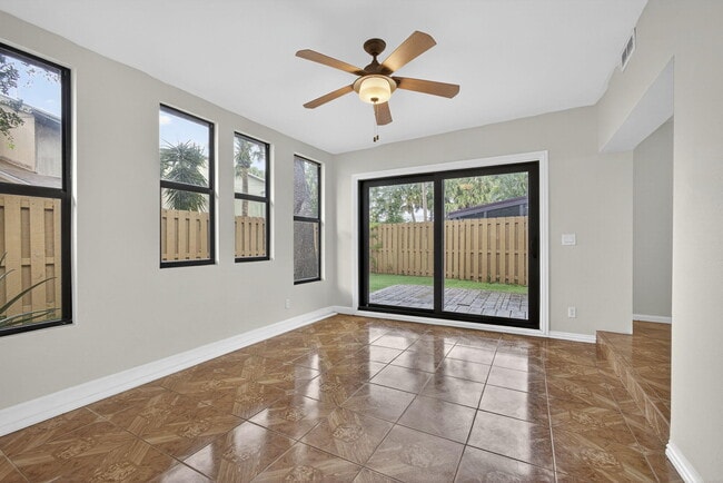 Building Photo - 323 Sandtree Dr