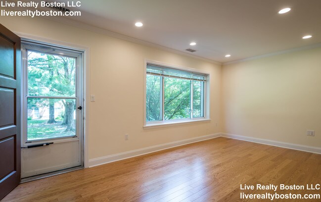 Building Photo - 585 VFW Parkway