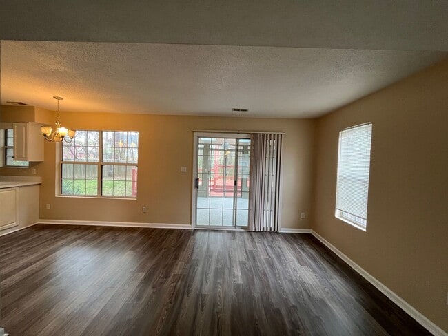 Building Photo - 3 Bedroom, 2 Bathroom Home in Kings Charter