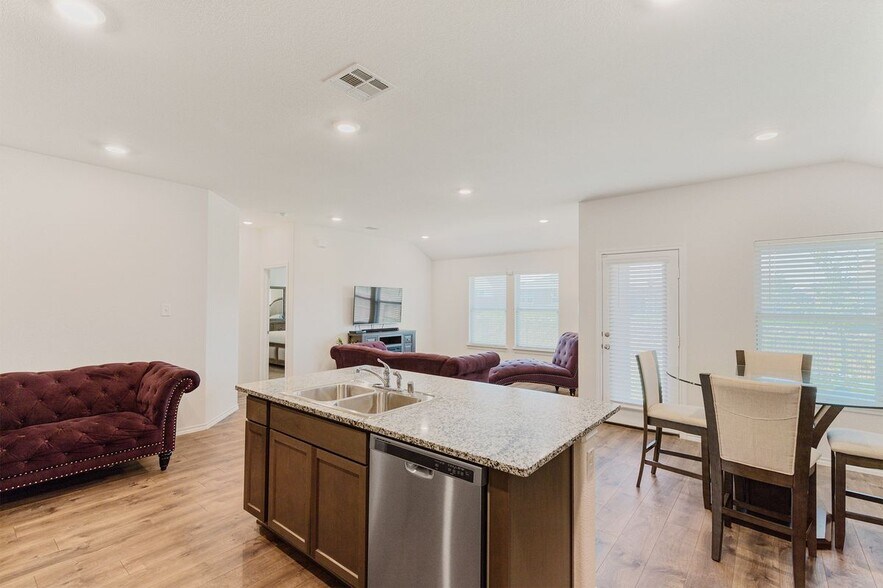 Building Photo - 936 English Dr