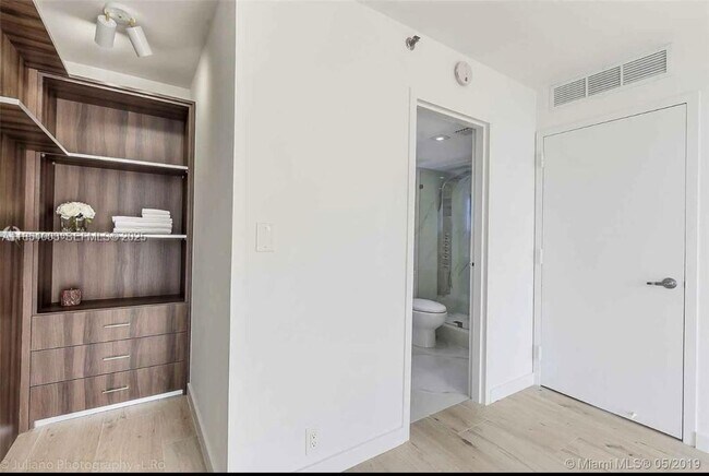 Building Photo - 7601 E Treasure Dr