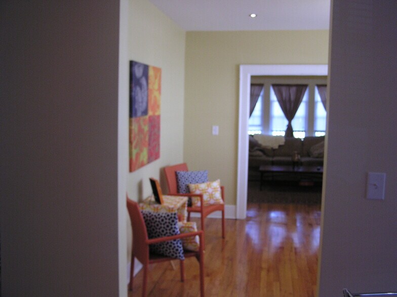 Building Photo - 425 Roosevelt Ave