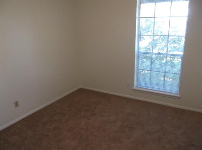 Building Photo - 2111 Falcon Hill Dr