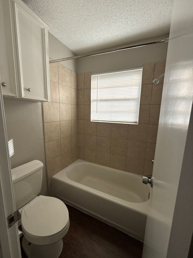 Building Photo - Start the year off in this charming 3 bed, 2 bath Broken Arrow home!