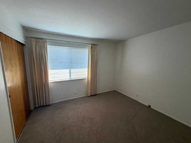Building Photo - 460 Mariposa Dr