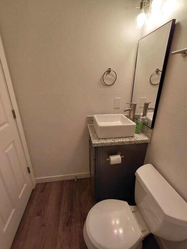 Building Photo - Cozy updated 1 bedroom with rooftop deck